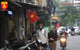 Hà Nội: Nhiều khách nước ngoài vẫn thờ ơ với khẩu trang nơi công cộng